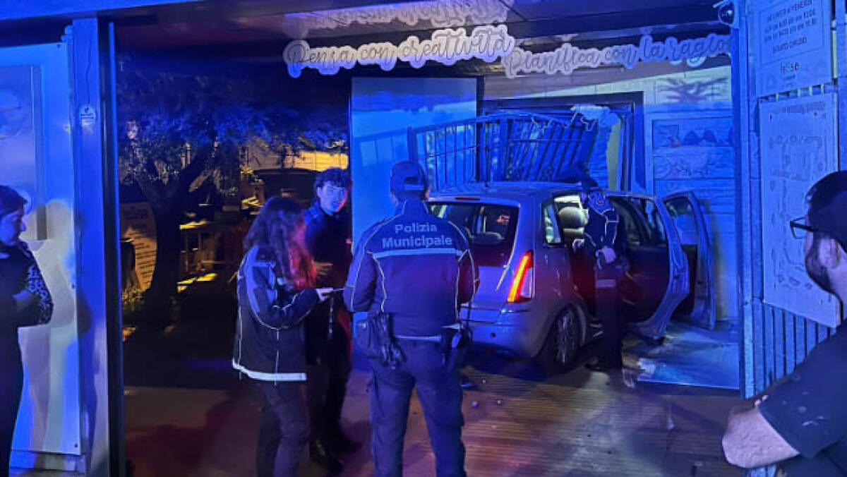 Pompei, auto finisce in un negozio - 
