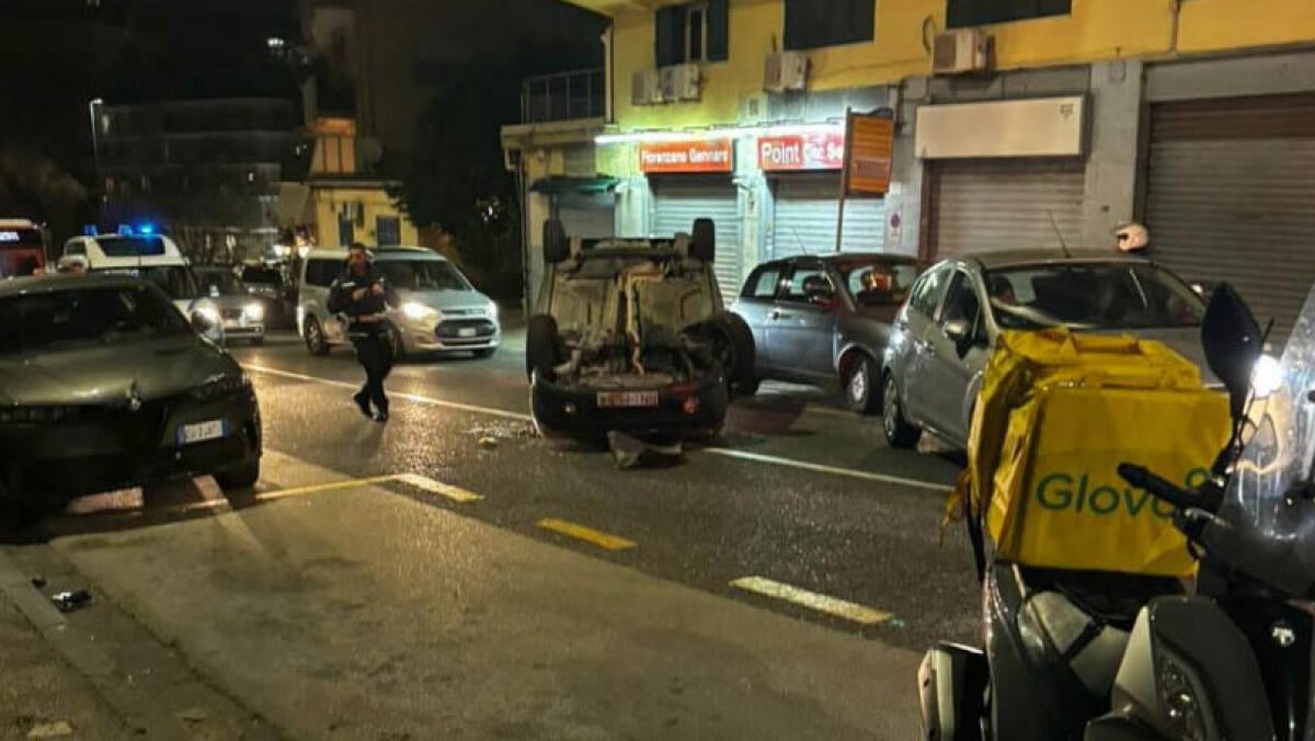 L'auto si ribalta: conducente in ospedale - 