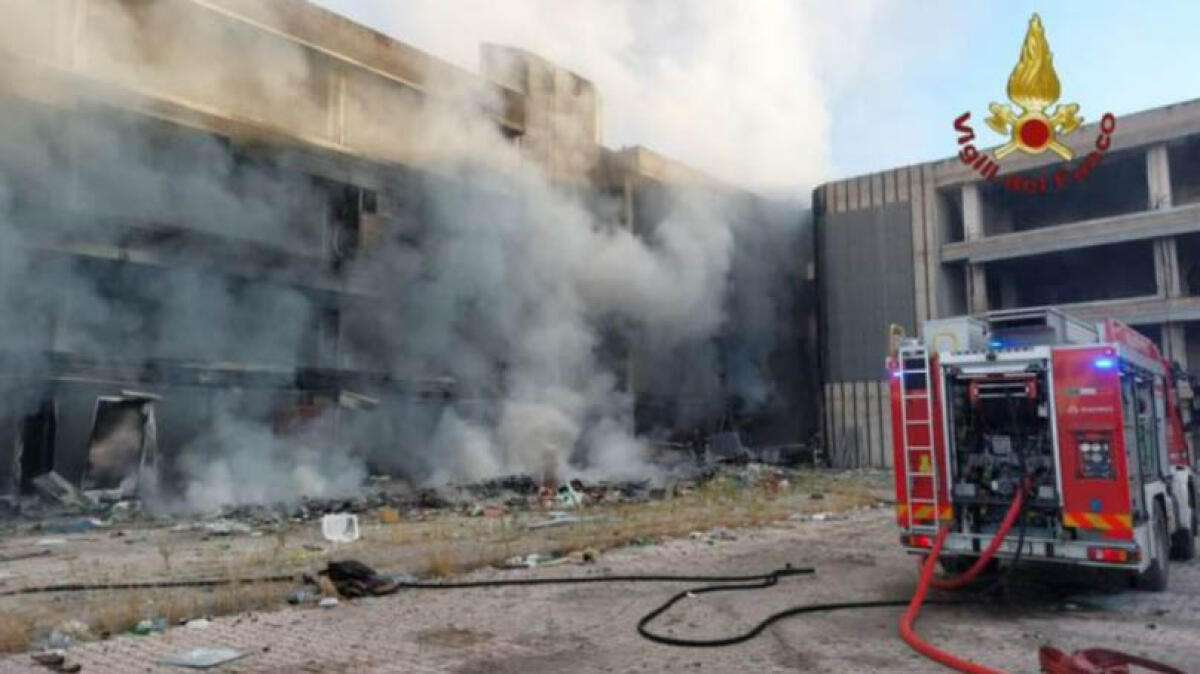 Incendio in un edificio, uomo si lancia nel vuoto per sfuggire alle fiamme - 