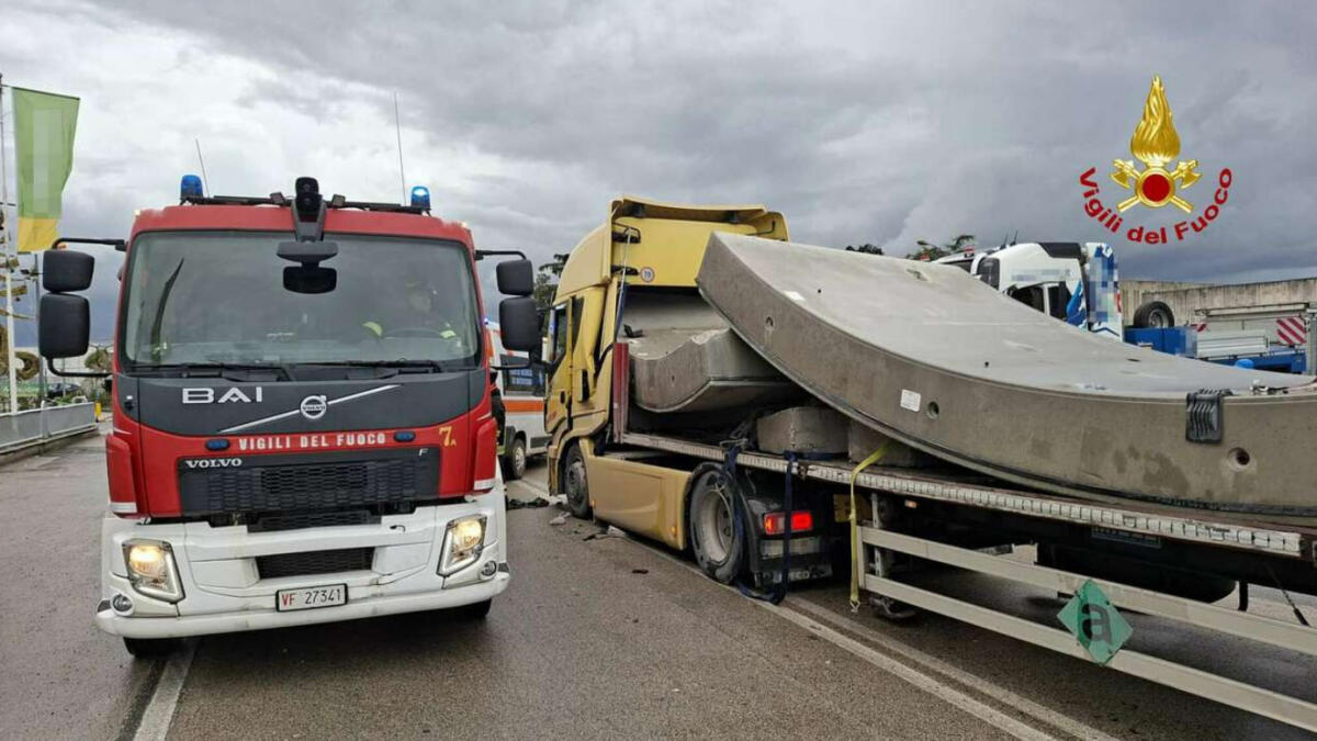 Camionista muore schiacciato dal carico di cemento armato - 