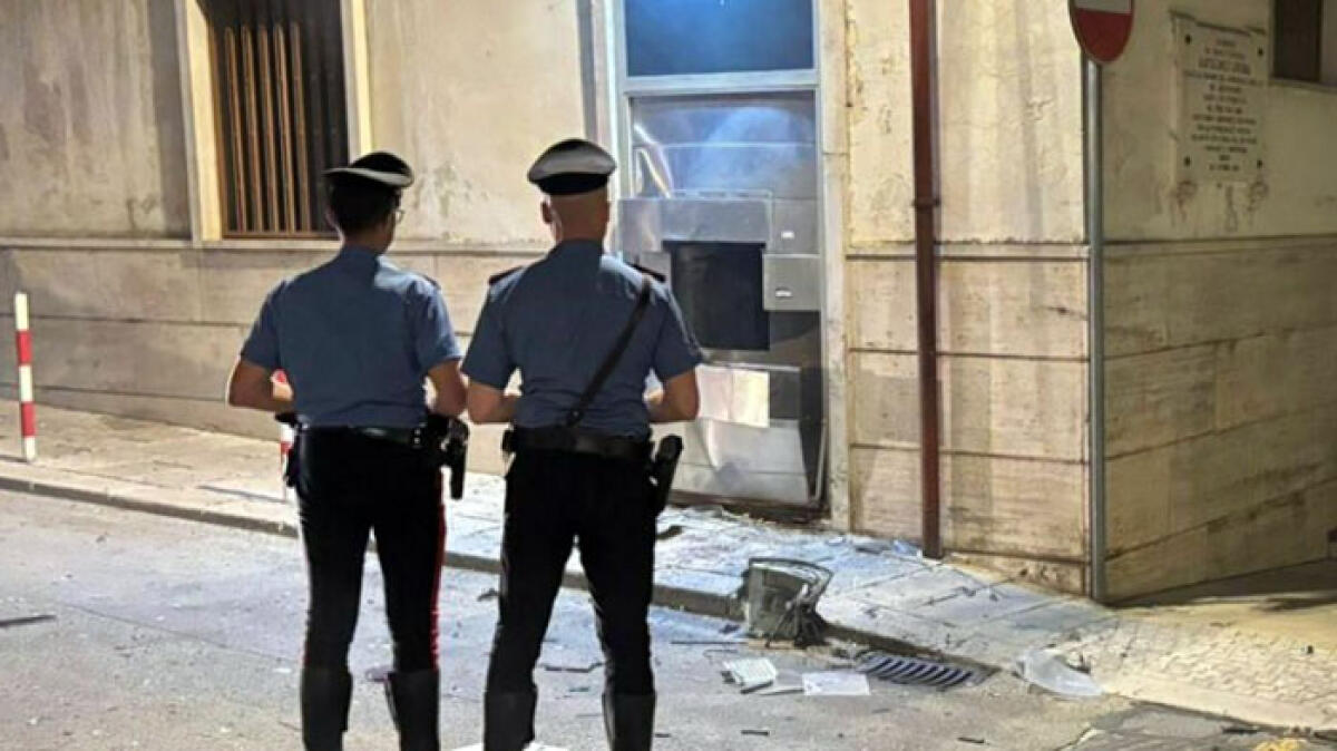 Bancomat asportato con un escavatore - 