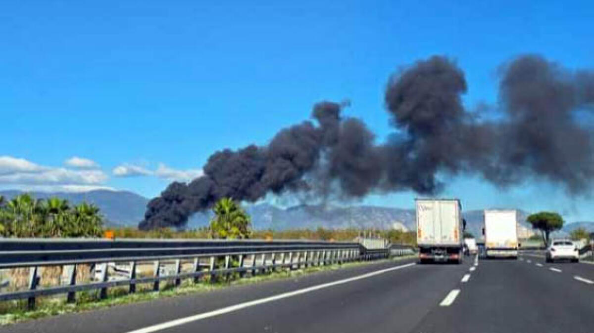 Grave incendio a un deposito tra Palma e San Gennaro: fumo nero altissimo - 