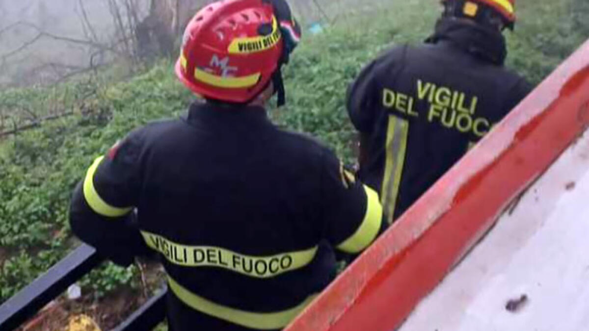 Auto con quattro persone intrappolata nel fango - 