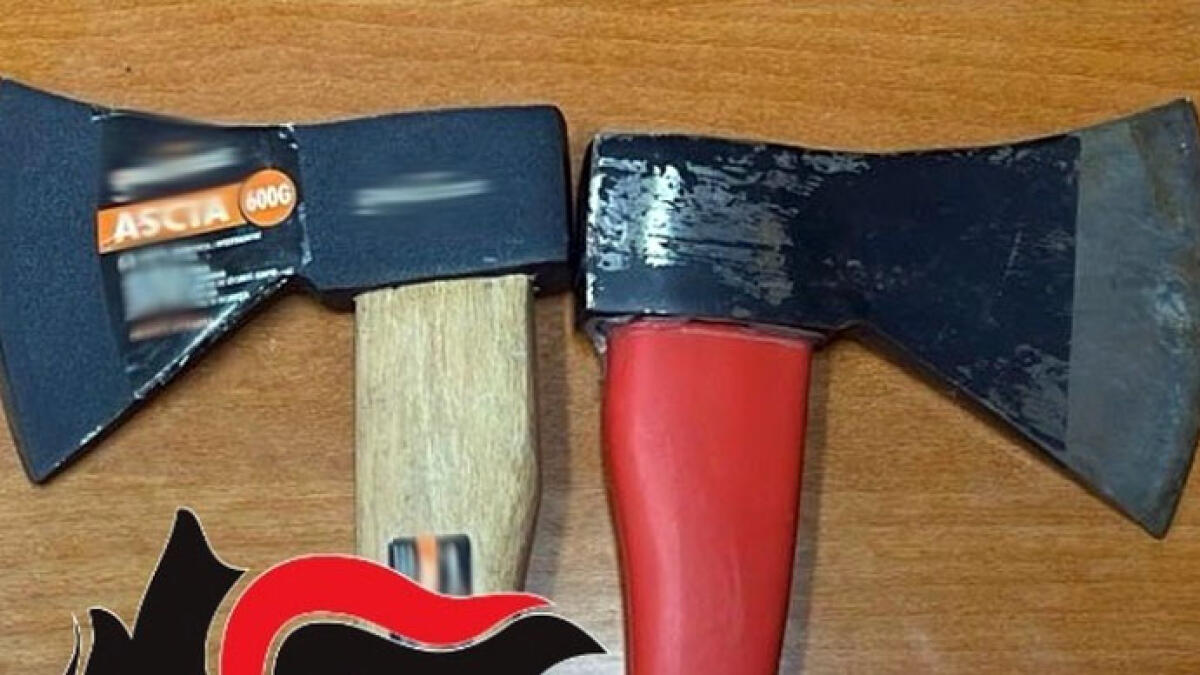 Viaggiano con le asce nel cofano - 