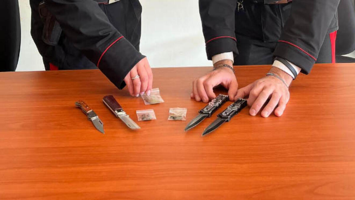 Giovanissimi escono in gruppo e vengono scoperti tutti armati - 