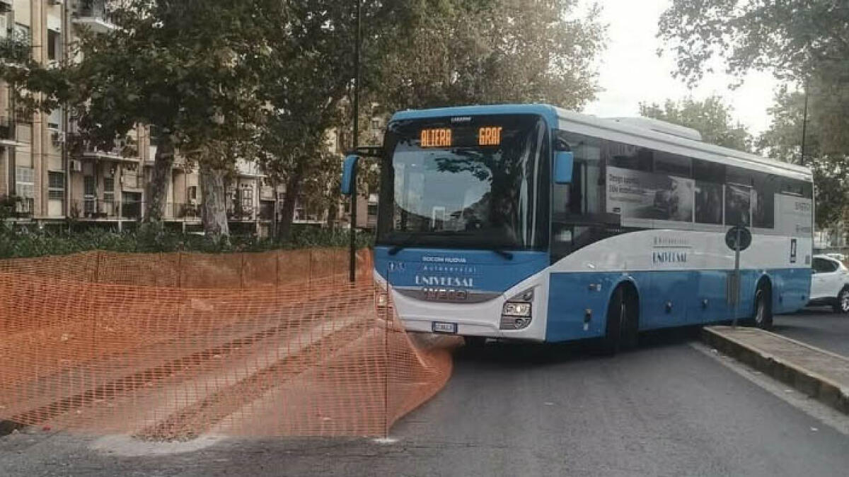 Autobus resta incastrato nel cantiere - 