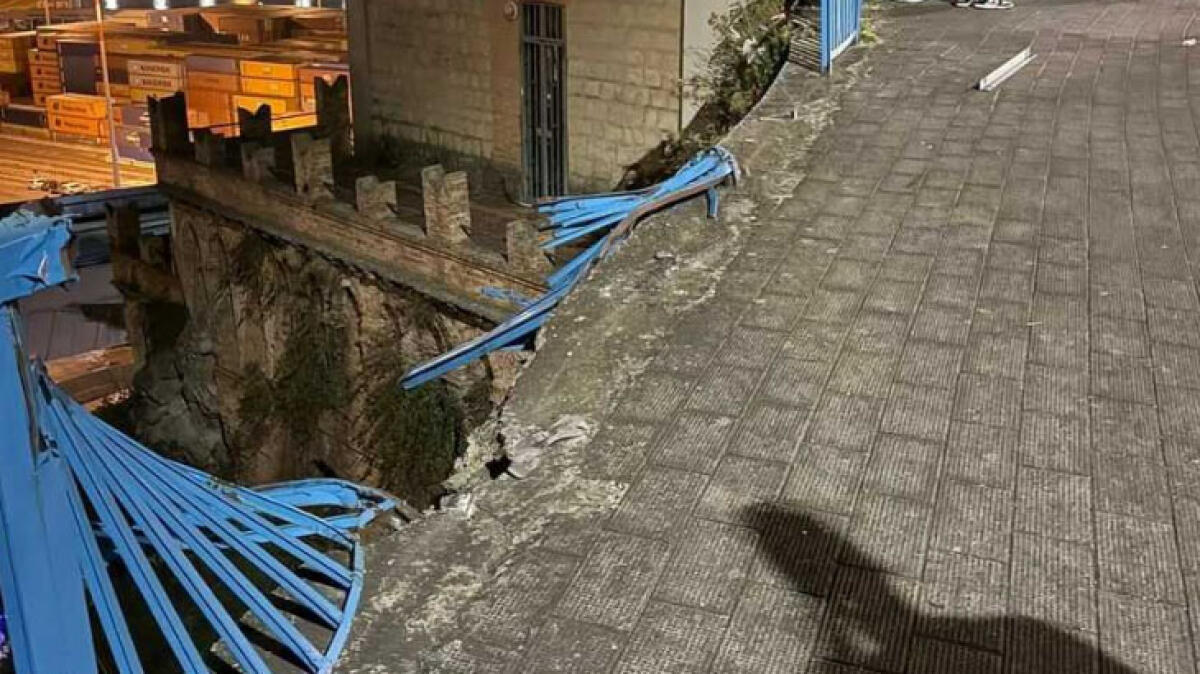 Auto sfonda la ringhiera e precipita - 