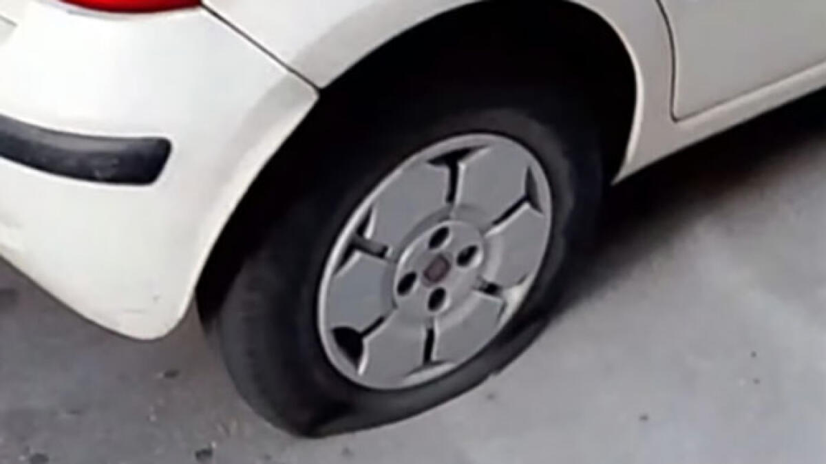 Raid alle auto in sosta: decine di ruote bucate - 