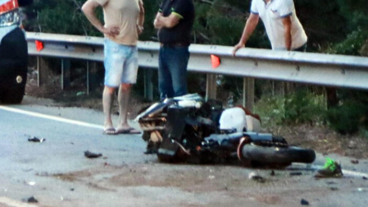 Cade in moto e muore investito da un'auto - 