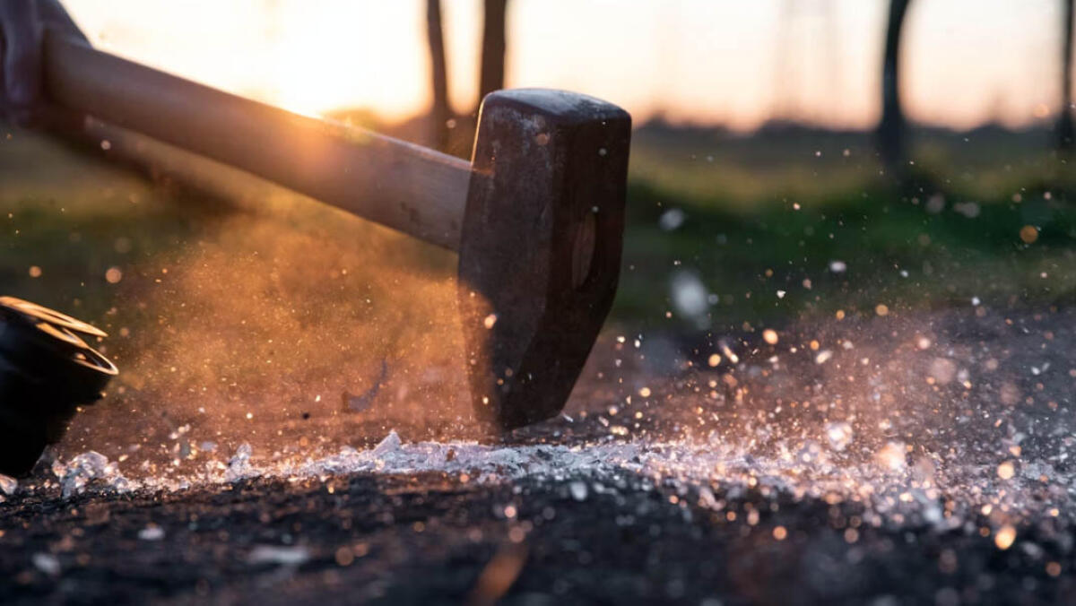 Prende la moglie a martellate in strada - 