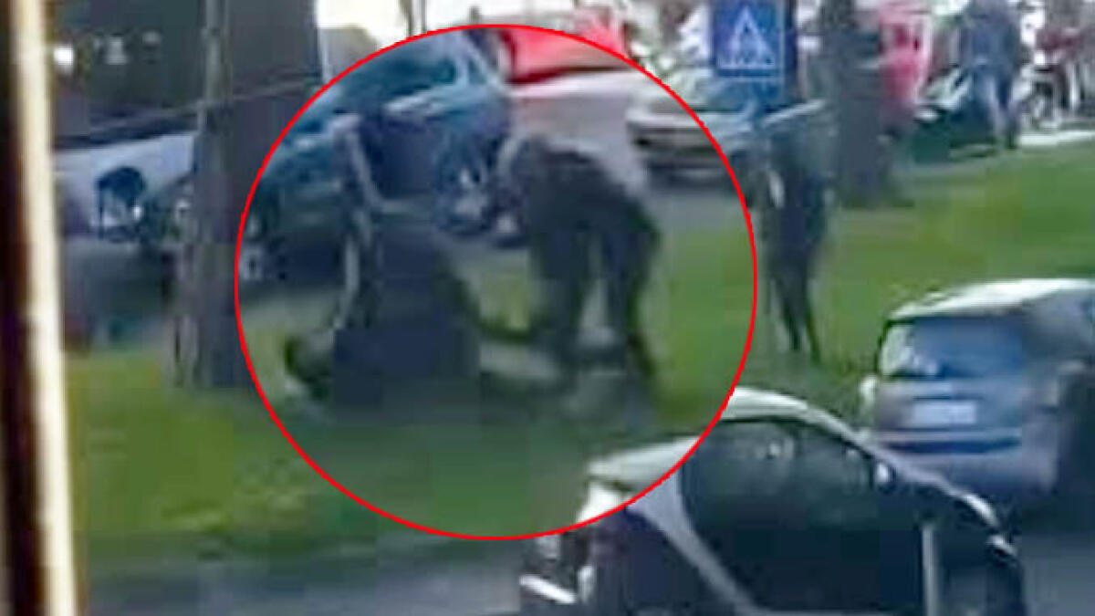 In quattro picchiano un uomo solo in strada - 