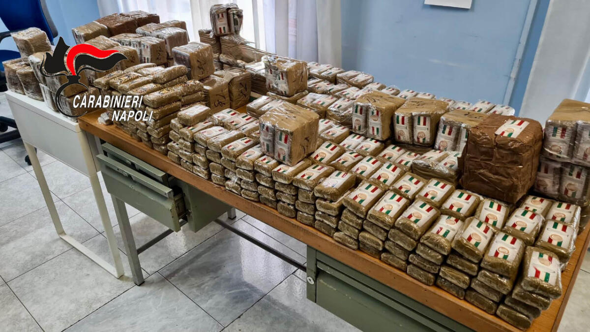 Oltre un quintale di hashish impacchettato e lasciato in un'auto accesa - 