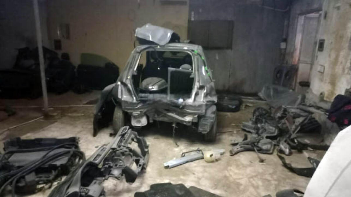 Scoperto capannone delle auto rubate e cannibalizzate - 