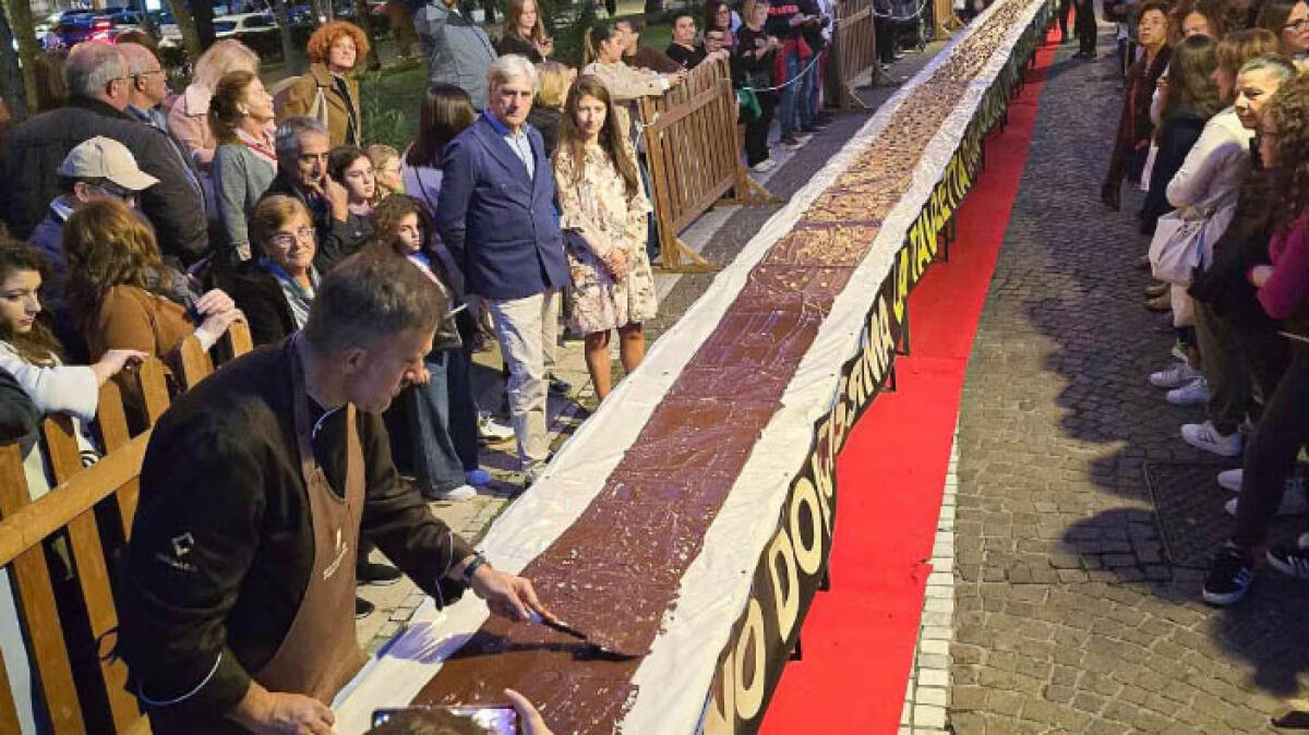 Tavoletta di cioccolato più lunga del mondo, la Campania fa il nuovo record - 