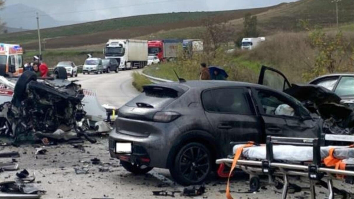 Muore 18enne nello scontro fra tre auto, ci sono anche cinque feriti - 