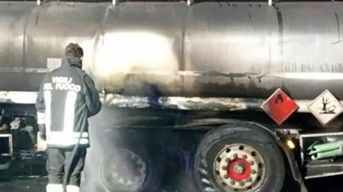 Camion cisterna prende fuoco all'imbocco della Tangenziale - 