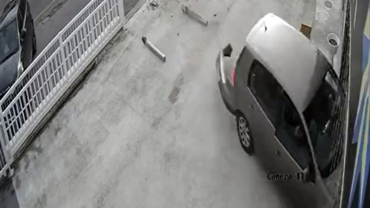 Auto si schianta e finisce in un negozio - 