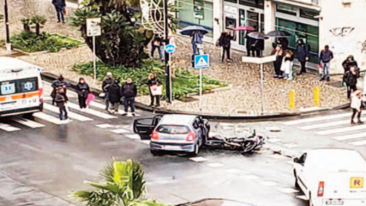 Auto contromano travolge moto - 