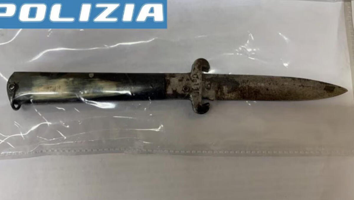 Lancia da lontano un coltello contro la ex - 