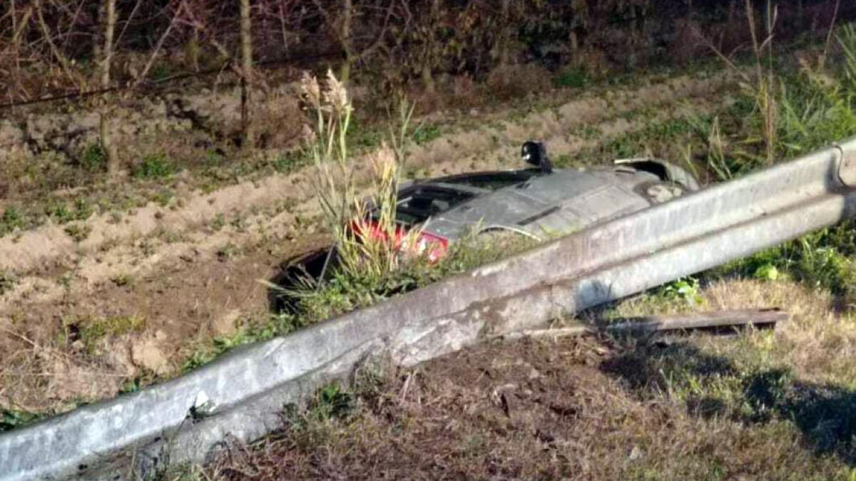 Cinque ragazzi finiscono con l'auto in un canale - 