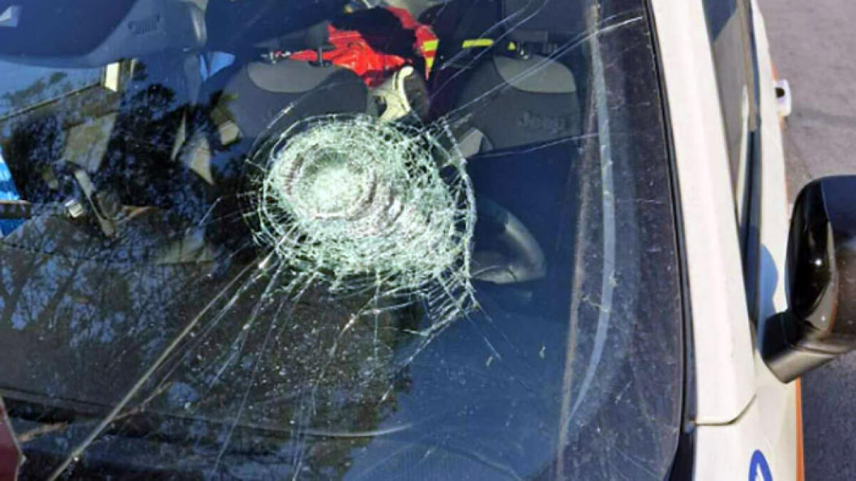 Devasta ambulanza e ferisce il personale sanitario - 