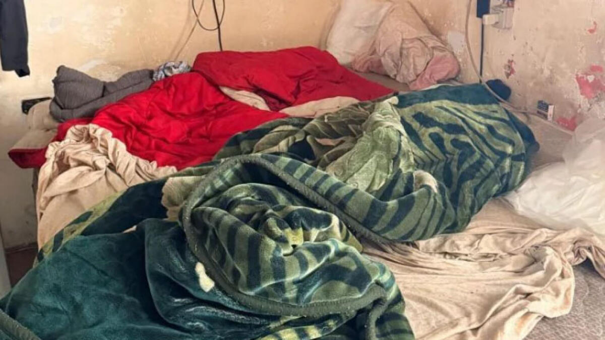 Vivevano in dieci in un appartamento tugurio - 