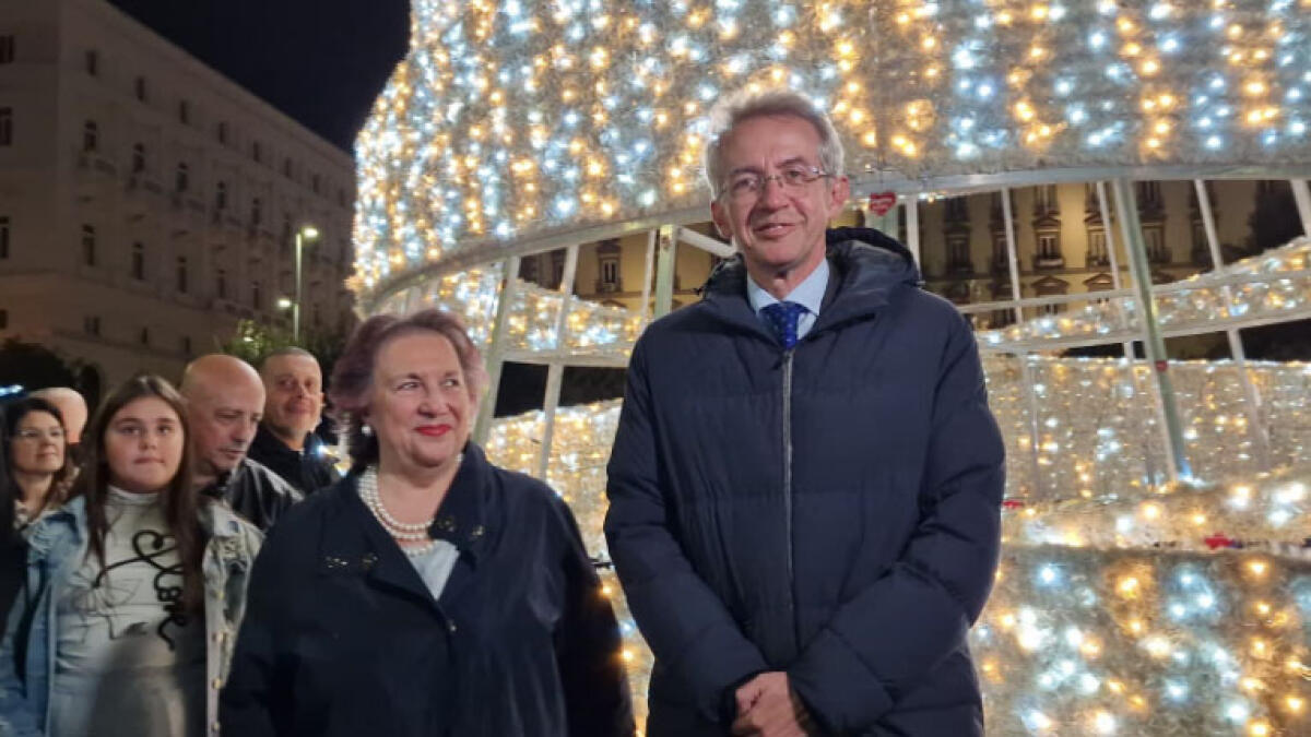 Napoli accende alberi e luminarie di Natale - 