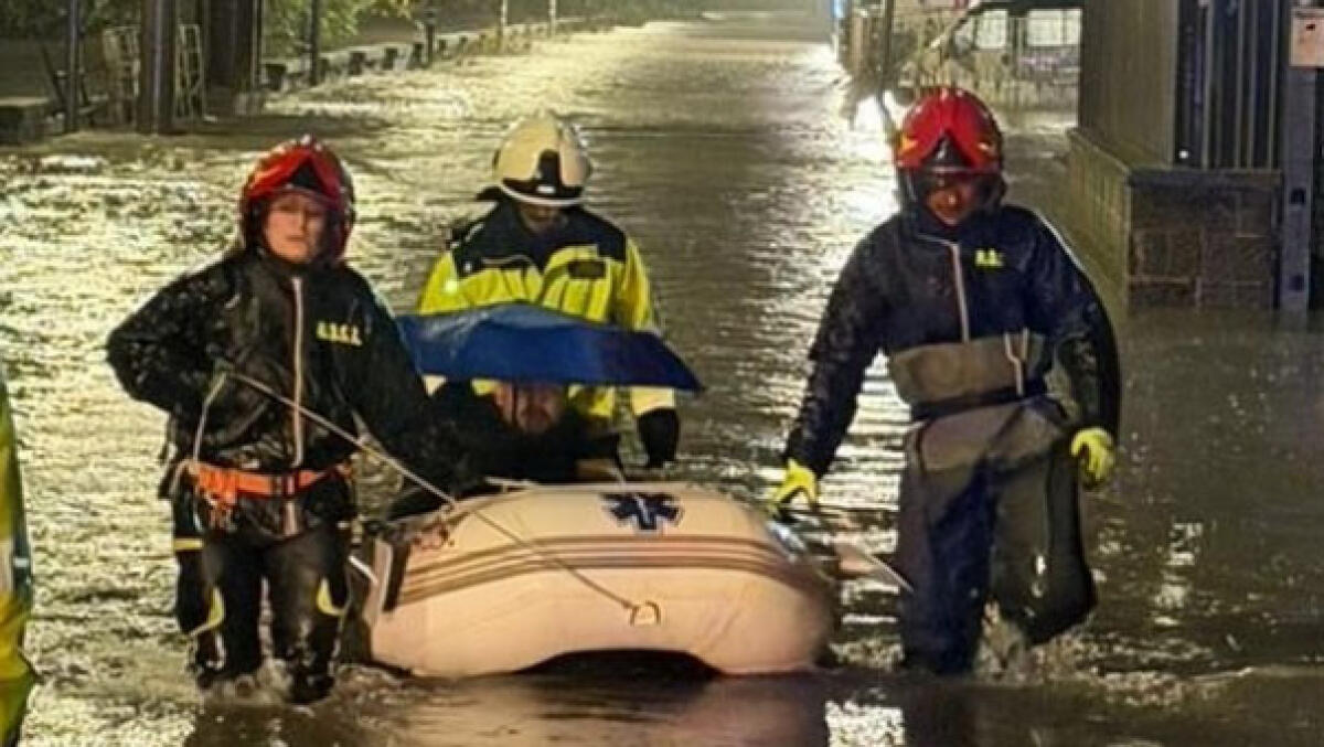 Esonda il Sarno, arrivano i gommoni per salvare le persone - 