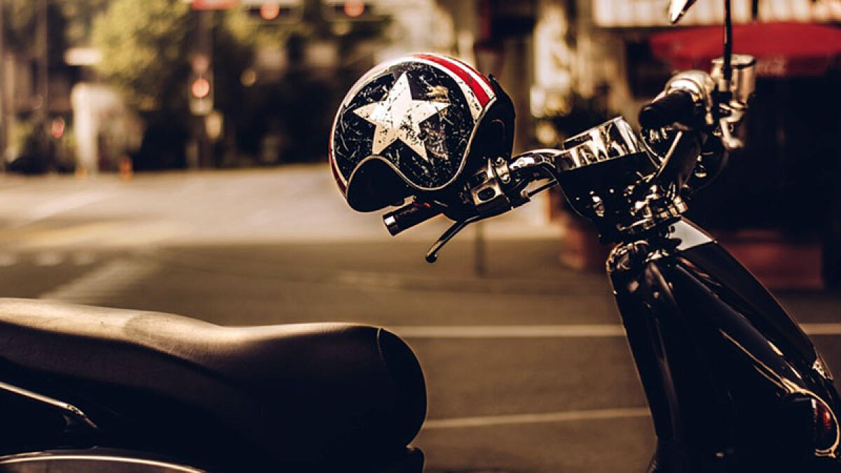 Va in moto senza casco, 14enne si getta da scooter - 