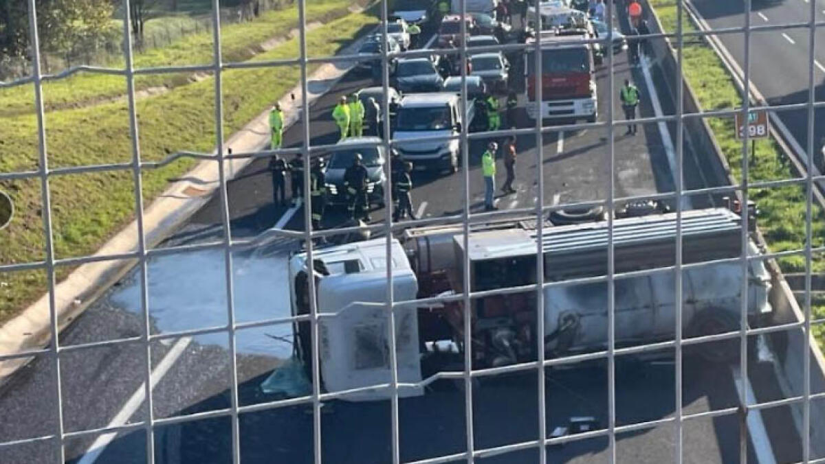 Si ribalta tir carico d'olio sull'A1 - 