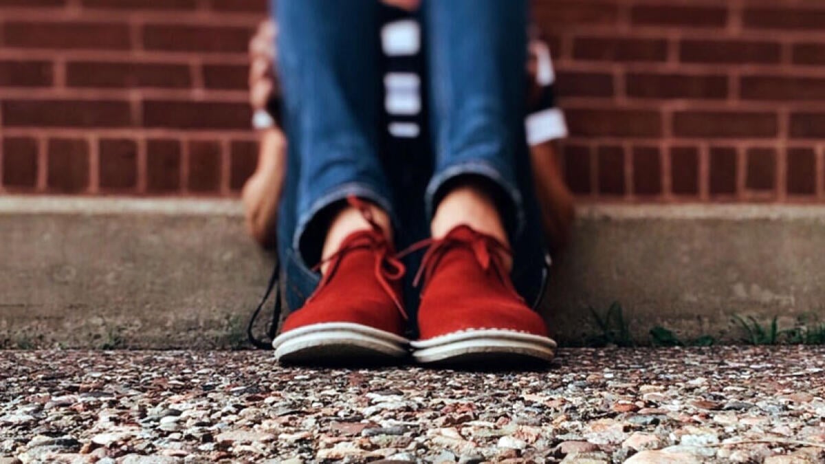 Bimba di 12 anni si lancia nel vuoto a scuola: ha lasciato un bigliettino sul banco - 