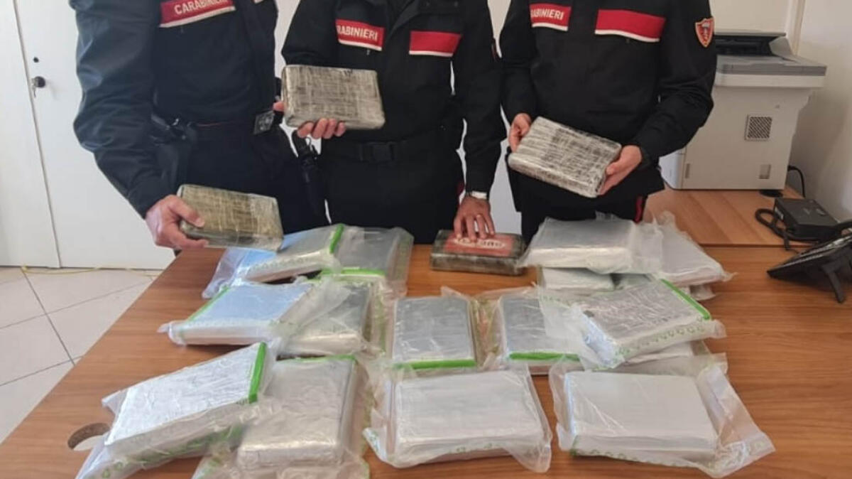 Donna trasporta 23 chili di cocaina purissima nel Nolano, accelera e si fa arrestare - 