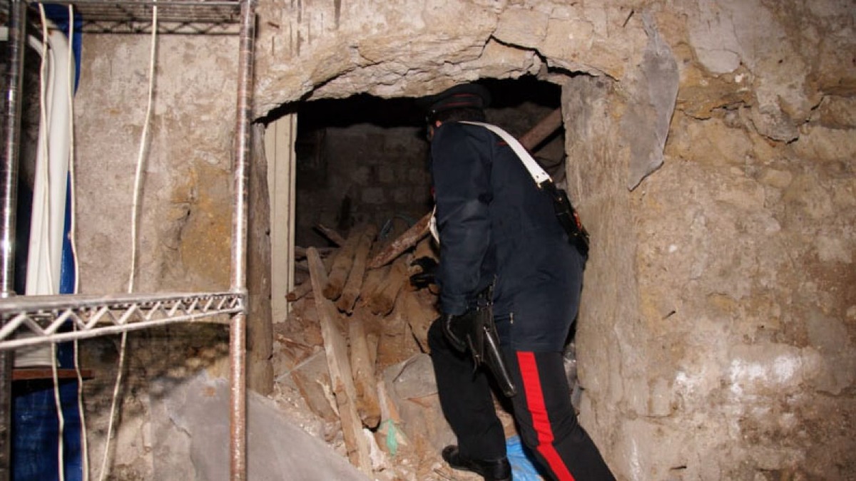Tunnel scavato a Pomigliano per entrare in una banca - 