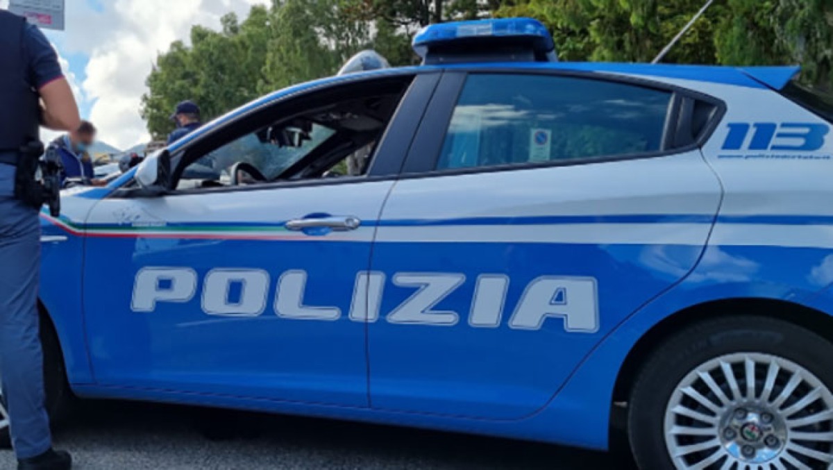 Donna sale sul tetto e minaccia di lanciarsi nel vuoto