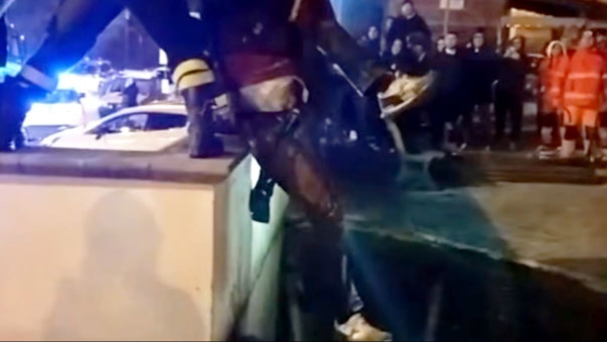 Terrore a Casamarciano, uomo sprofonda in una voragine di 20 metri - GUARDA IL VIDEO - 