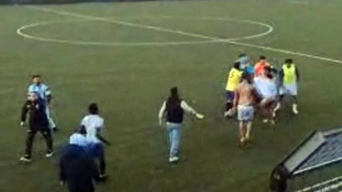 Rissa durante la partite di calcio, schiaffi tra dirigenti e calciatori