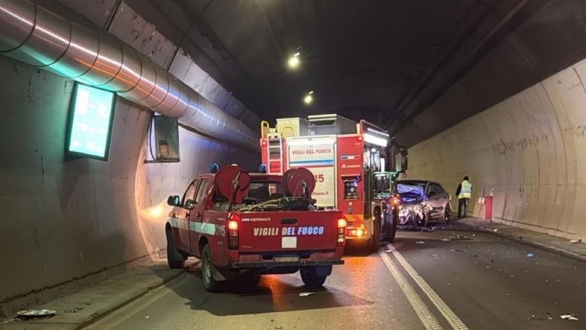 Frontale nella Galleria della Reggia, c'è una vittima - 