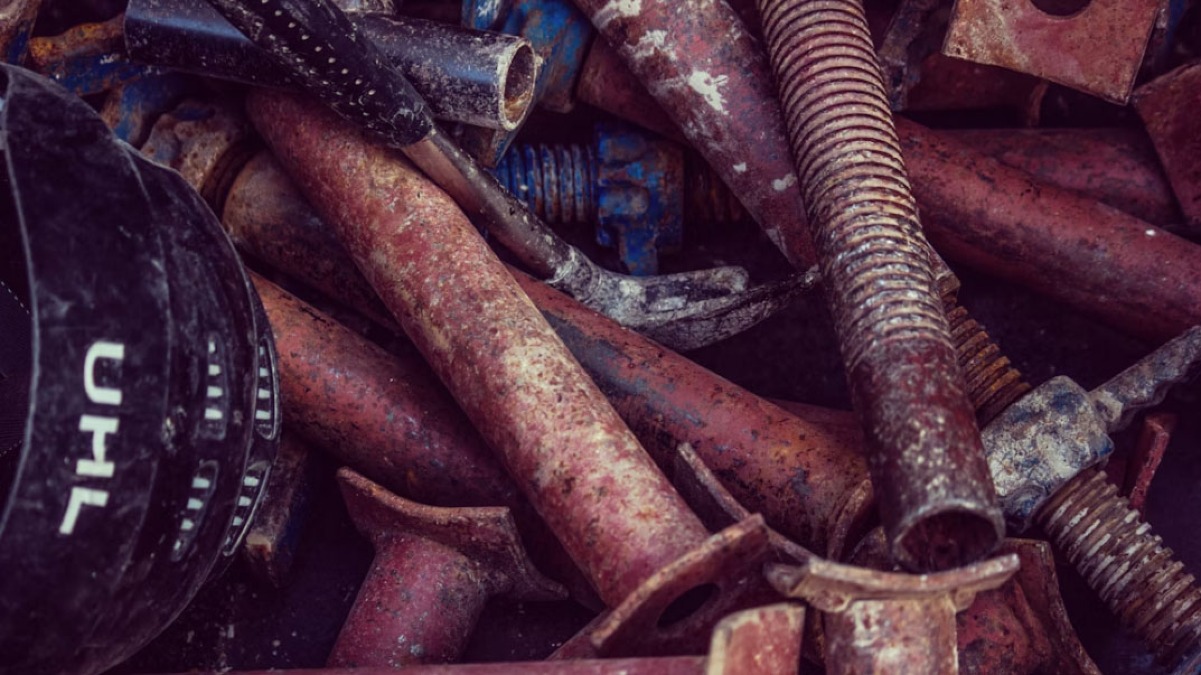 Ruba 400 chili di ferro dal cantiere e li carica in macchina - 