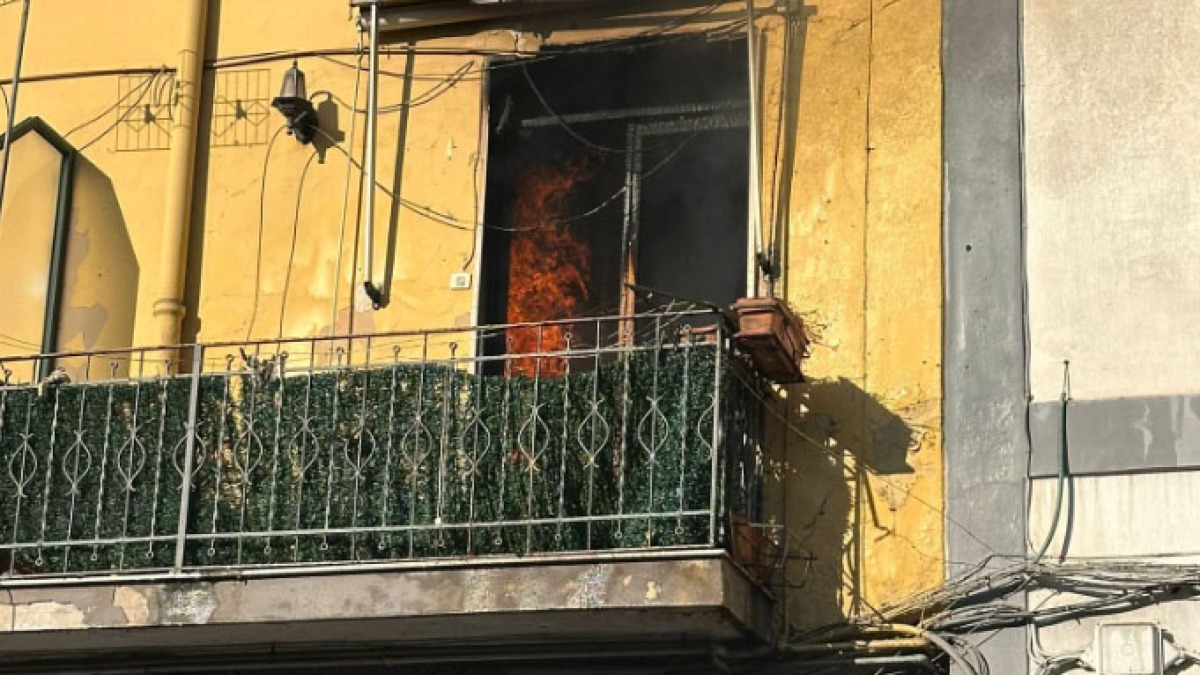 Casa in fiamme a Pompei, anziani trascinati via con la forza - 