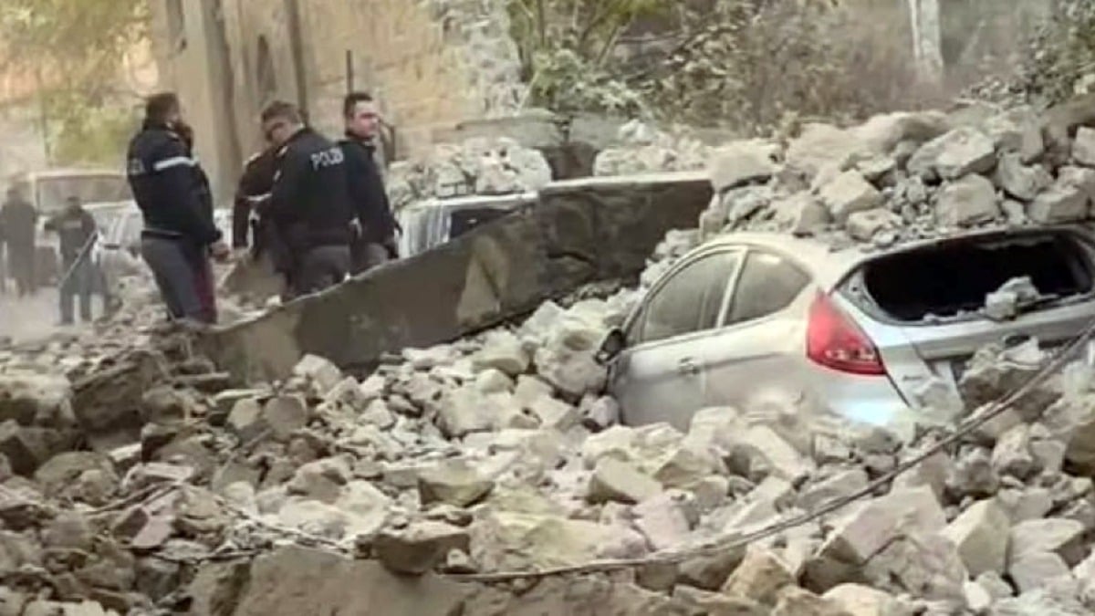 Crolla muro, auto investite e sepolte - 