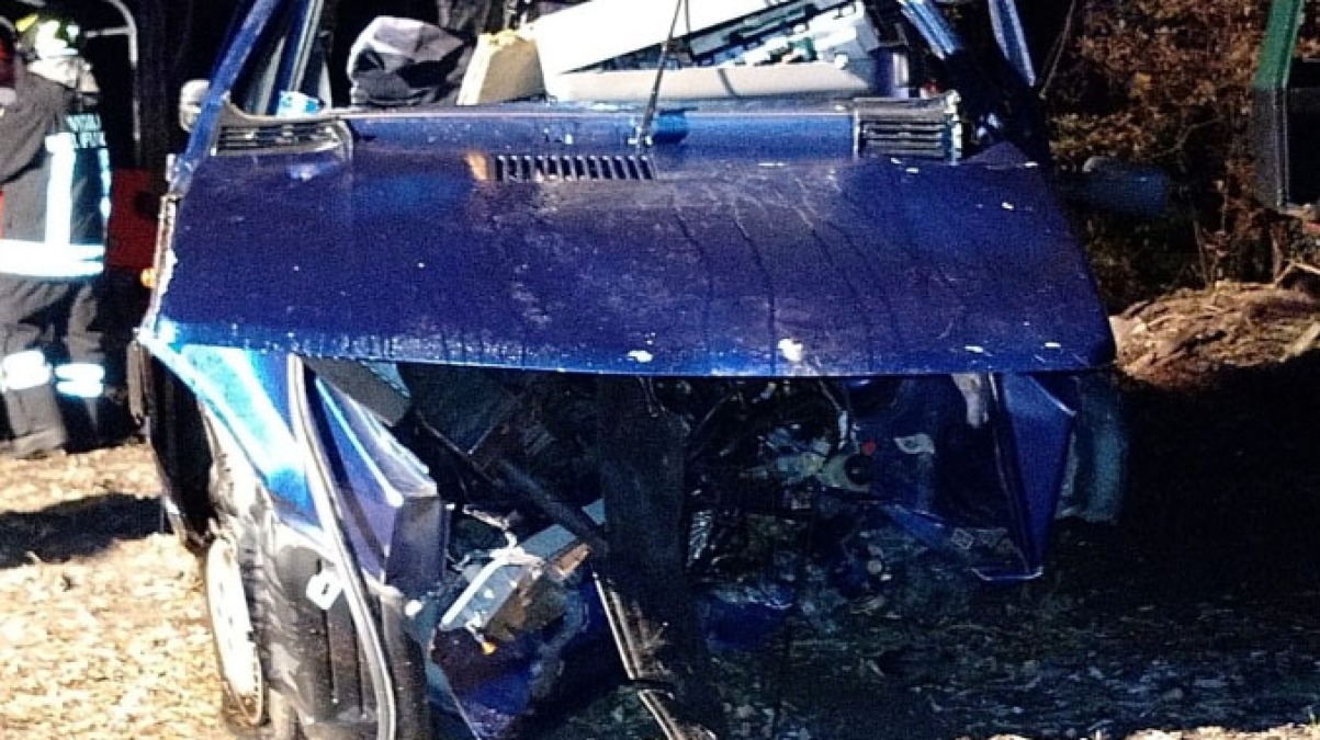 Auto esce fuori strada, muore il conducente - 