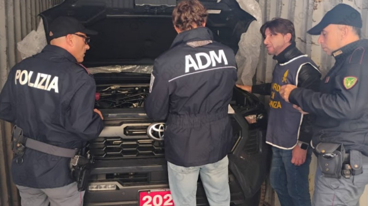 Dieci auto rubate in Canada arrivano via mare in Campania - 