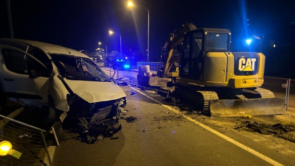 Furgone si schianta contro un grosso mezzo da lavoro - 