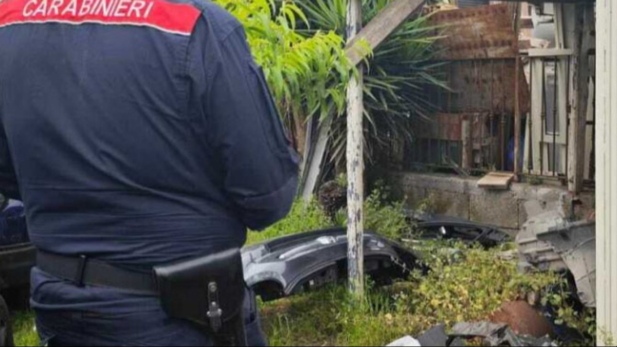 Carrozzerie di auto rubate, chiusa officina a Striano - 
