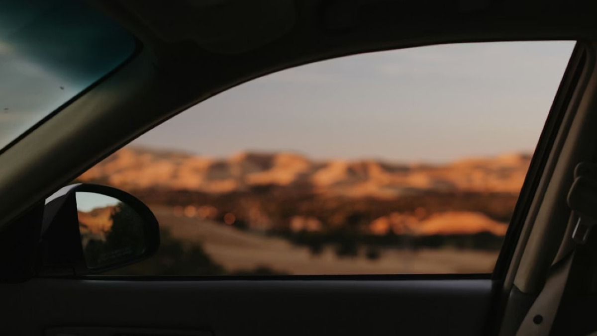 Lancia la droga per non farsi arrestare, ma finisce in un'altra auto - 