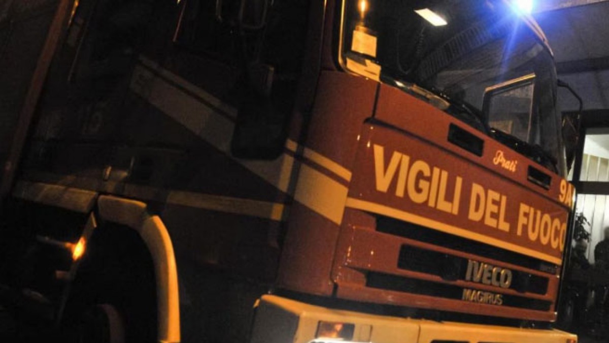 Esplosione nel garage, gente in strada - 