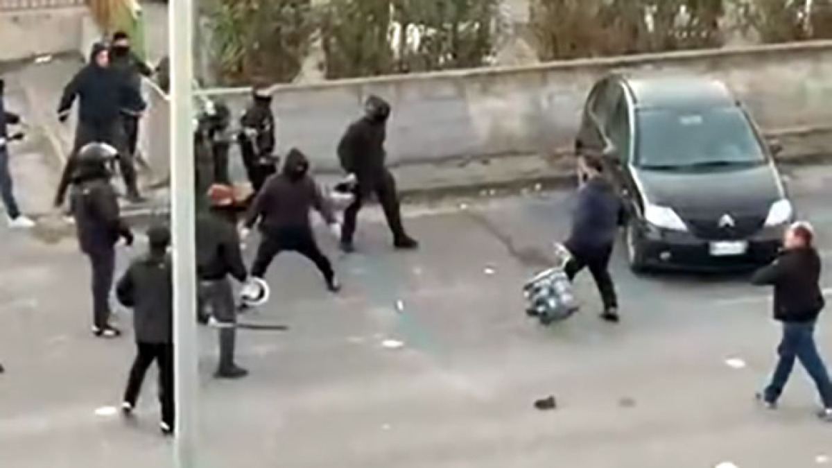Rissa con mazze e caschi dopo la partita a Sant'Anastasia - 