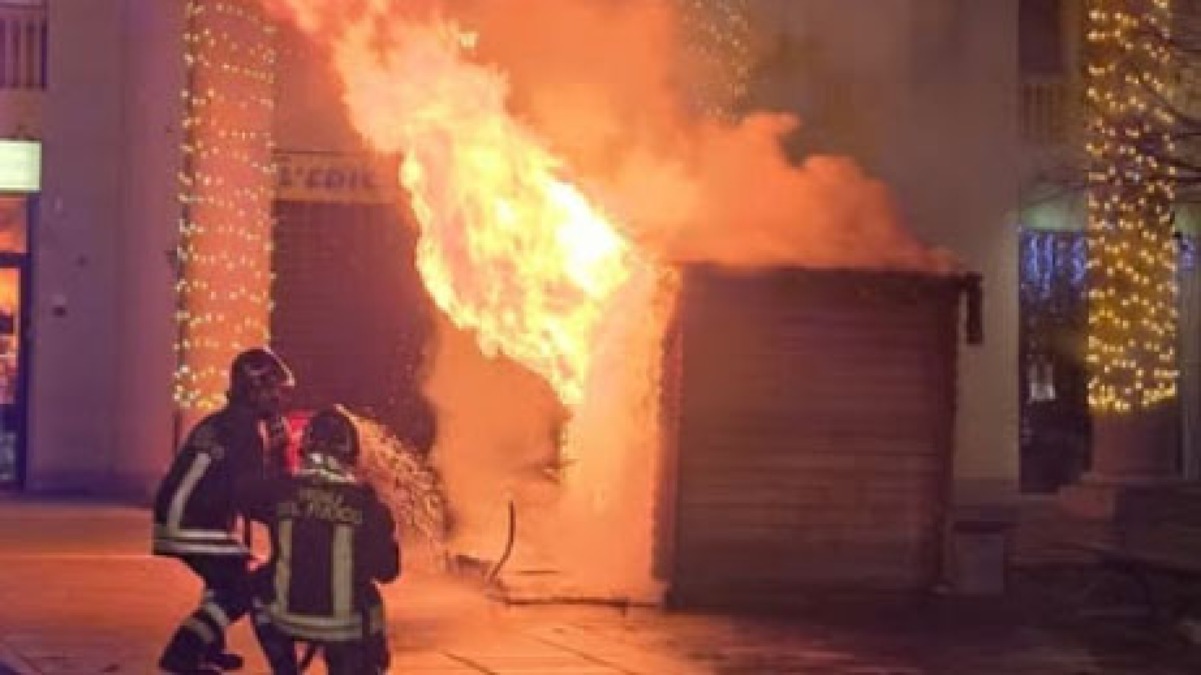 Piromane dà fuoco alla Casa di Babbo Natale - 
