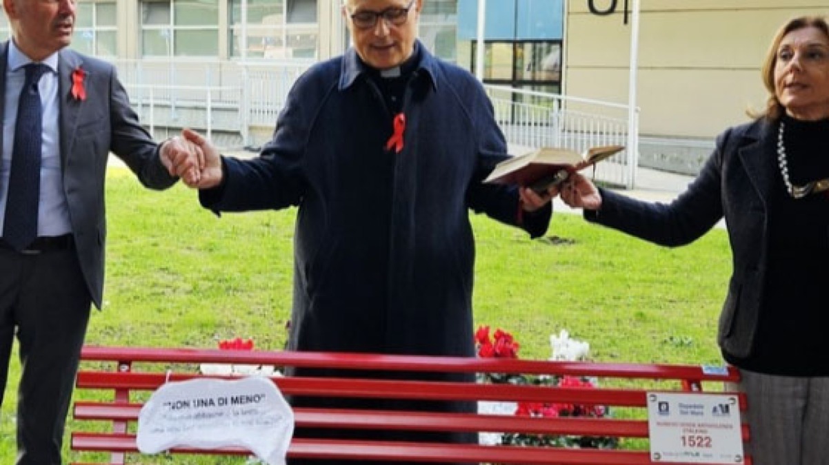 Panchina rossa all'Ospedale del Mare