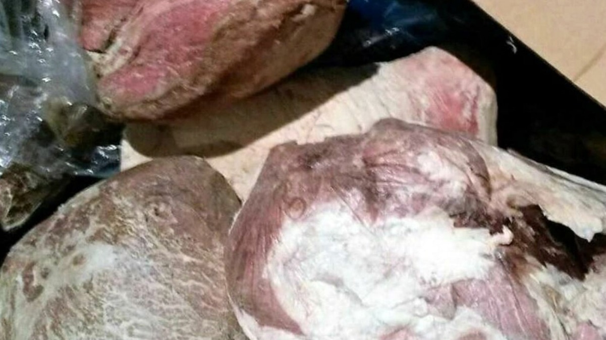 "Così non si vede più il colore". Ecco come vendono la carne scaduta - 